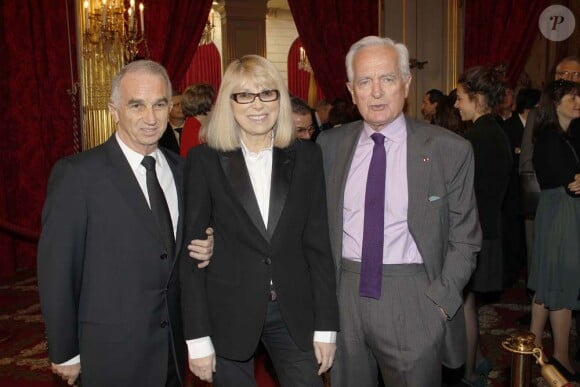 Alain Terzian, Mireille Darc et Philppe Labro à la cérémonie organisée à l'Élysée où le président a décoré onze  personnalités du monde des arts et du spectacle, le 14 mars 2012.