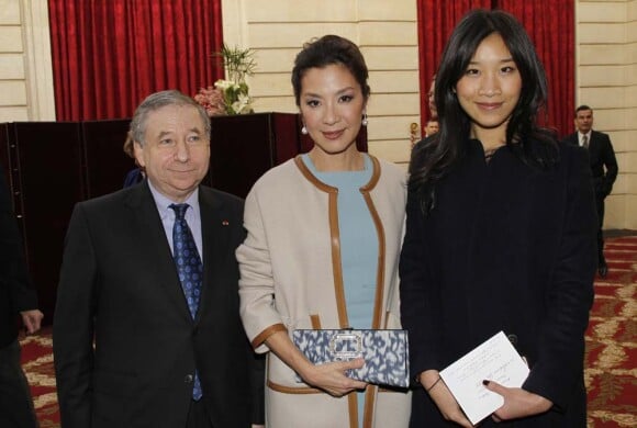 Jean Todt, Michelle Yeoh et sa fille à la cérémonie organisée à l'Élysée où le président a décoré onze  personnalités du monde des arts et du spectacle, le 14 mars 2012.