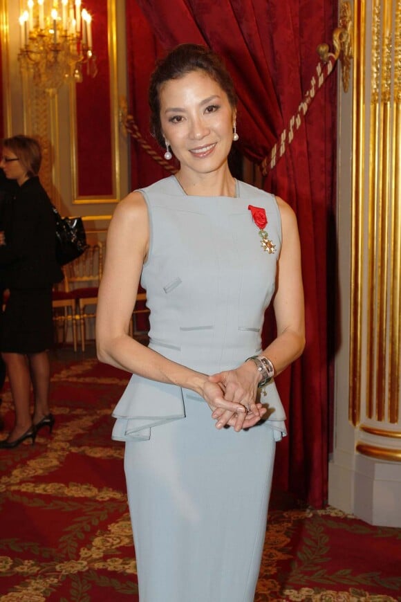 Michelle Yeoh à la cérémonie organisée à l'Élysée où le président a décoré onze  personnalités du monde des arts et du spectacle, le 14 mars 2012.