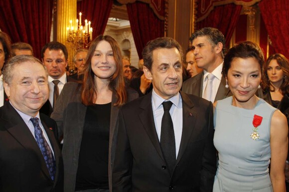 Jean Todt, Carla Bruni, Nicolas Sarkozy et Michelle Yeoh à la cérémonie organisée à l'Élysée où le président a décoré onze  personnalités du monde des arts et du spectacle, le 14 mars 2012.