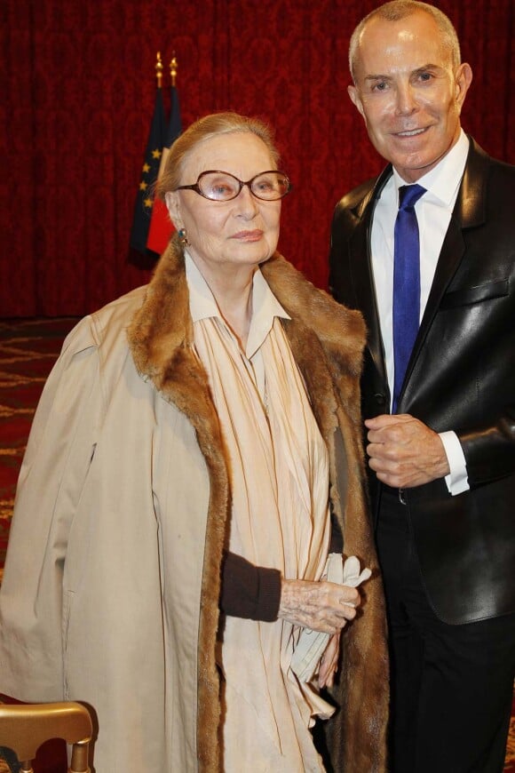 Michèle Morgan à la cérémonie organisée à l'Élysée où le président a décoré onze  personnalités du monde des arts et du spectacle, le 14 mars 2012.