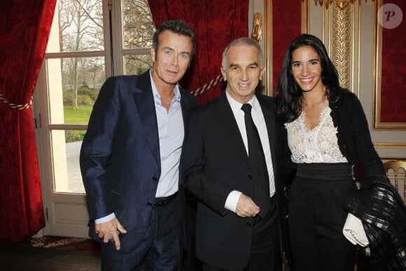 Alain Terzian entouré de Franck Dubosc et sa femme Danièle à la cérémonie organisée à l'Élysée où le président a décoré onze  personnalités du monde des arts et du spectacle, le 14 mars 2012.