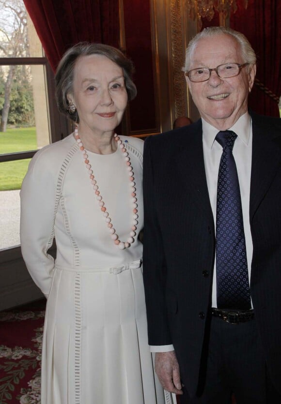 Michel David-Weill (président du Conseil artistique des musées nationaux) et sa femme à la cérémonie organisée à l'Élysée où le président a décoré onze  personnalités du monde des arts et du spectacle, le 14 mars 2012.