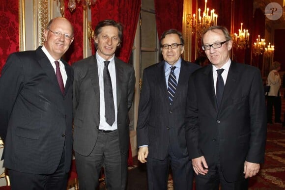 Rémy Pflimlin (France Télévisions), Nicolas de Tavernost (M6), Nonce Paolini (TF1) et Bernard Meheut (Canal+) à la cérémonie organisée à l'Élysée où le président a décoré onze  personnalités du monde des arts et du spectacle, le 14 mars 2012.