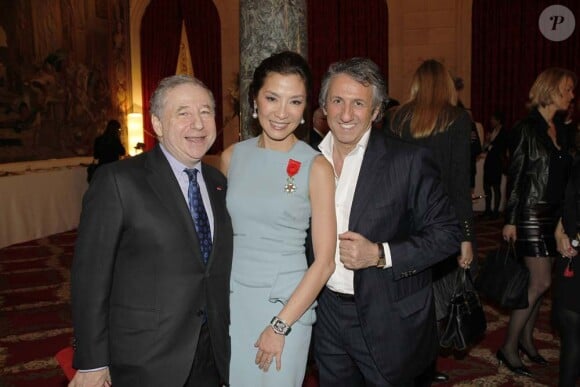 Jean Todt, Michelle Yeoh et Richard Anconina à la cérémonie organisée à l'Élysée où le président a décoré onze  personnalités du monde des arts et du spectacle, le 14 mars 2012.