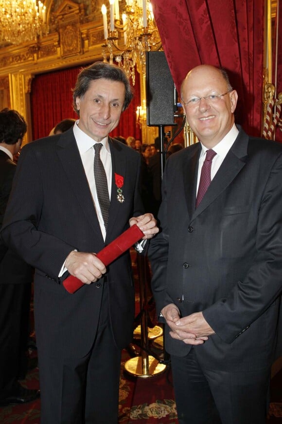 Patrick de Carolis et Rémy Pflimlin à la cérémonie organisée à l'Élysée où le président a décoré onze  personnalités du monde des arts et du spectacle, le 14 mars 2012.