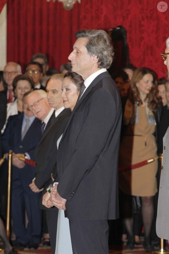 Michelle Yeoh et Patrick de Carolis à la cérémonie organisée à l'Élysée où le président a décoré onze  personnalités du monde des arts et du spectacle, le 14 mars 2012.