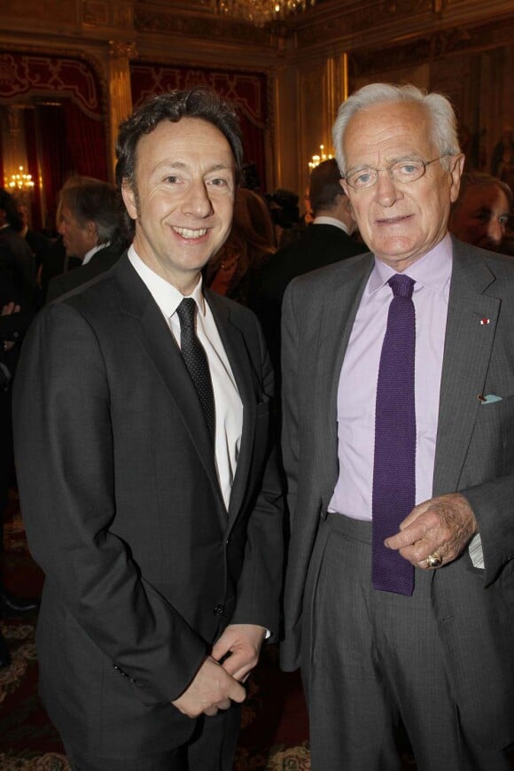 Stéphane Bern et Philippe Labro à la cérémonie organisée à l'Élysée où le président a décoré onze  personnalités du monde des arts et du spectacle, le 14 mars 2012.