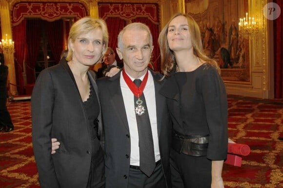 Alain Terzian entouré de Melita Toscan du Plantier et Brune de Margerie à la cérémonie organisée à l'Élysée où le président a décoré onze  personnalités du monde des arts et du spectacle, le 14 mars 2012.