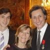 Patrick de Carolis, sa femme Carol-Anne et leur fils Louis à la cérémonie organisée à l'Élysée où le président a décoré onze  personnalités du monde des arts et du spectacle, le 14 mars 2012.