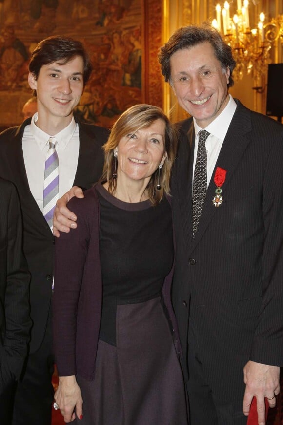 Patrick de Carolis, sa femme Carol-Anne et leur fils Louis à la cérémonie organisée à l'Élysée où le président a décoré onze  personnalités du monde des arts et du spectacle, le 14 mars 2012.