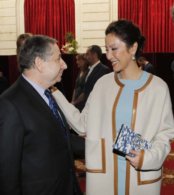 Jean Todt et sa compagne Michelle Yeoh à la cérémonie organisée à l'Élysée où le président a décoré onze  personnalités du monde des arts et du spectacle, le 14 mars 2012.