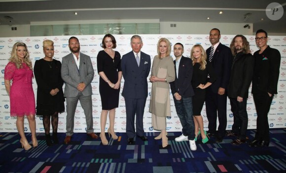 Le prince Charles lors des L'Oreal Paris Success Awards le 14 mars 2012 à Londres, avec notamment Joanna Lumley et Emma Bunton.