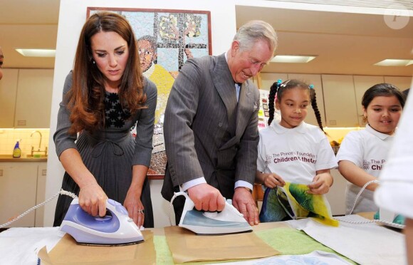 Kate Middleton et le prince Charles ont battu le fer en duo lors de leur visite au programme The Great Art Quest de la Foundation for children and the arts, à Londres, le 15 mars 2012.