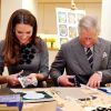 L'atelier découpage-collage "Face Britain" a été animé, le prince Charles, malgré l'aide de son épouse Camilla, se faisant rabrouer par une fillette de 10 ans.
Kate Middleton et le prince Charles étaient en visite au programme The Great Art Quest de la Foundation for children and the arts, à Londres, le 15 mars 2012.