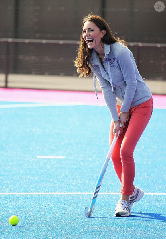 Catherine, duchesse de Cambridge a montré ses talents de hockeyeuse lors de sa rencontre avec l'équipe olympique britannique à l'Arena Riverside, sur le site des JO de Londres, le 15 mars 2012.