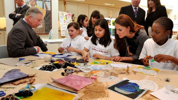 Kate Middleton a encore une fois démontré sa merveilleuse complicité avec les enfants, lors de sa visite avec son beau-père le prince Charles à la Foundation for Children and the arts à la Dulwich Gallery de Londres, le 15 mars 2012.