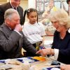 L'atelier découpage-collage "Face Britain" a été animé, le prince Charles, malgré l'aide de son épouse Camilla, se faisant rabrouer par une fillette de 10 ans.
Kate Middleton et le prince Charles étaient en visite au programme The Great Art Quest de la Foundation for children and the arts, à Londres, le 15 mars 2012.