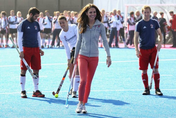 Catherine, duchesse de Cambridge a montré ses talents de hockeyeuse lors de sa rencontre avec l'équipe olympique britannique à l'Arena Riverside, sur le site des JO de Londres, le 15 mars 2012.