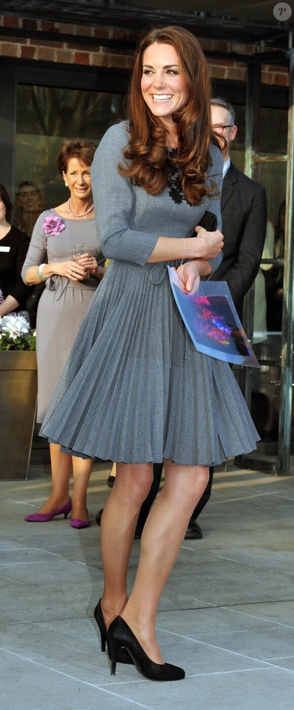 Kate Middleton a encore une fois démontré sa merveilleuse complicité avec les enfants, lors de sa visite avec son beau-père le prince Charles à la Foundation for Children and the arts à la Dulwich Gallery de Londres, le 15 mars 2012.