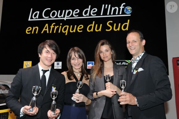 Céline Bosquet et les gagnants lors du dîner de gala de la Coupe de l'info jeudi 15 mars à L'Atelier Renault à Paris