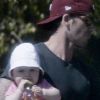 Harper Sevn, une petite fille sage et installée dans les bras de son papa David Beckham dans un parc de Brentwood. Mars 2012