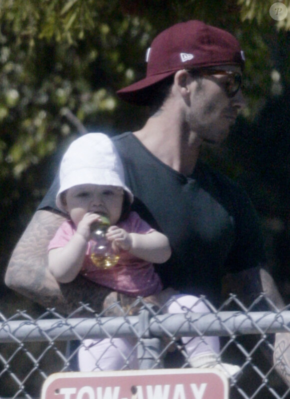 Harper Sevn, une petite fille sage et installée dans les bras de son papa David Beckham dans un parc de Brentwood. Mars 2012