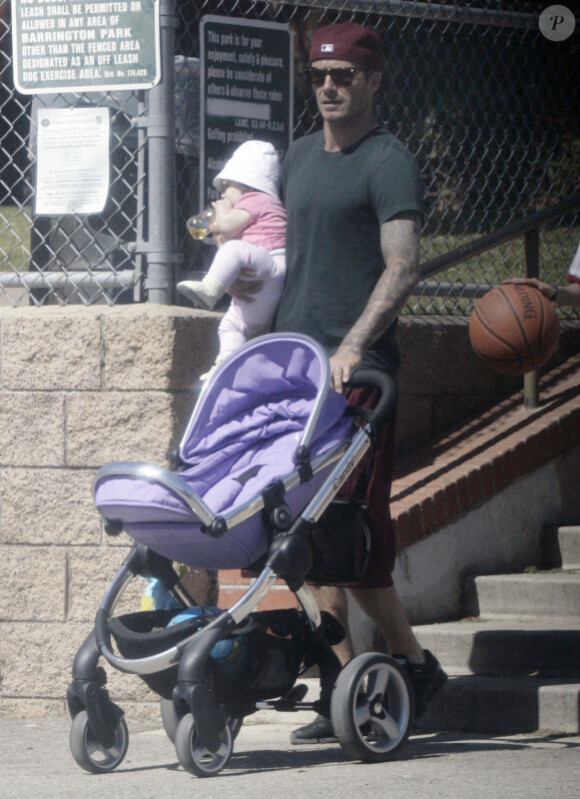 Pas de poussette pour Harper ! David Beckham s'occupe de sa fille en faisant du sport ! L.A; mars 2012