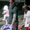David Beckham dans un parc de Brentwood avec ses enfants. Harper, sa fille, a volé la vedette à tout le monde ! Mars 2012