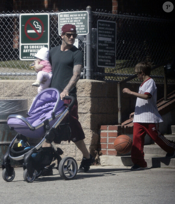 Journée famille pour David Beckham et ses enfants. Harper, sa fille, a volé la vedette à tout le monde ! Mars 2012