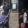 David Beckham dans un parc de Brentwood avec ses enfants. Harper, sa fille, a volé la vedette à tout le monde ! Mars 2012