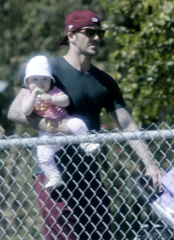 David Beckham dans un parc de Brentwood s'offre un moment câlin avec sa fille Harper en mars 2012