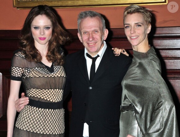 Coco Rocha, Jean-Paul Gaultier et Hannelore Knuts à un gala célébrant la mode au lycée français de New York. Le 17 mars 2012.