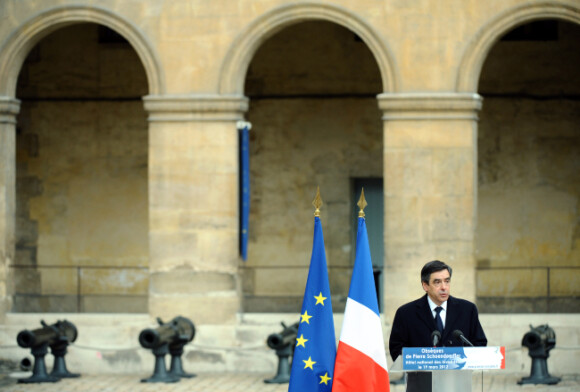 Le Premier ministre François Fillon lors de l'hommage à Pierre Schoendoerffer aux Invalides à Paris le 19 mars 2012 : il prononce l'éloge funèbre