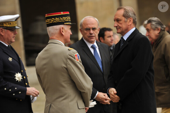 Gérard Longuet, ministre de la Défense, lors de l'hommage à Pierre Schoendoerffer aux Invalides à Paris le 19 mars 2012