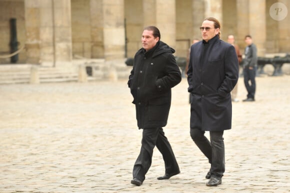 Florent Emilio Siri et Benoît Magimel lors de l'hommage à Pierre Schoendoerffer aux Invalides à Paris le 19 mars 2012