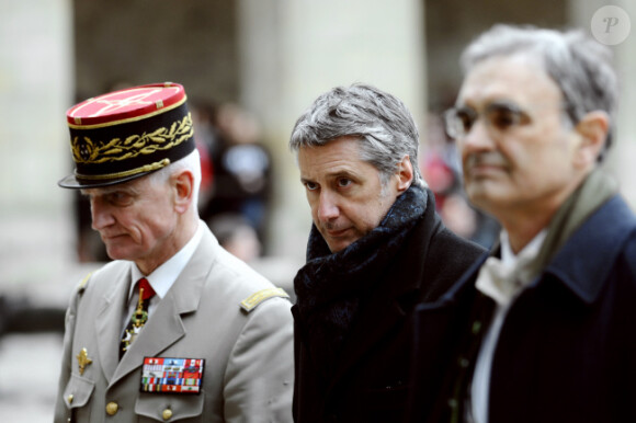 Antoine de Caunes lors de l'hommage à Pierre Schoendoerffer aux Invalides à Paris le 19 mars 2012