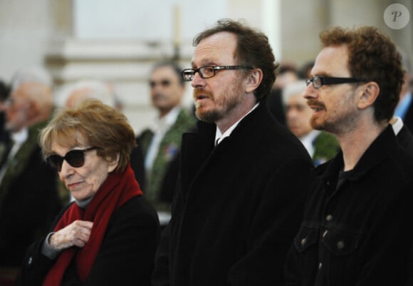 Patricia Schoendoerffer, sa veuve, Frédéric et Ludovic, ses fils, lors de l'hommage religieux à Pierre Schoendoerffer aux Invalides à Paris le 19 mars 2012