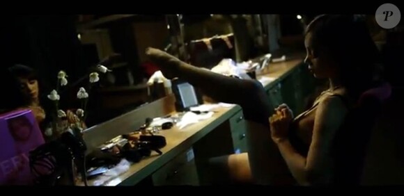 Katsuni, pornstar et showgirl au sommet de son art au Secret Square, dans le clip Conspiracy Strip Club (20 mars 2012) de The Electronic Conspiracy.