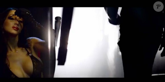 Katsuni, pornstar et showgirl au sommet de son art au Secret Square, dans le clip Conspiracy Strip Club (20 mars 2012) de The Electronic Conspiracy.