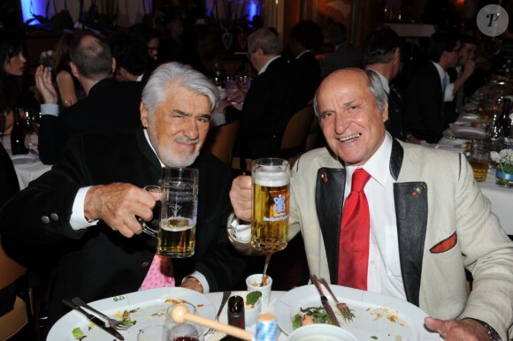 L'acteur Mario Adorf et Axel Ganz à la soirée bavaroise organisée en son honneur, le 15 mars 2012.