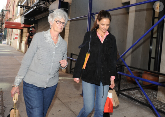 Katie Holmes et sa maman dans les rues de New York, le 20 mars 2012