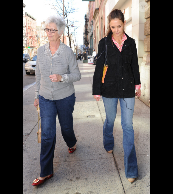 Katie Holmes et sa maman dans les rues de New York, le 20 mars 2012