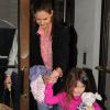 Katie Holmes et sa fille Suri à New York sortent de chez elle, le 20 mars 2012