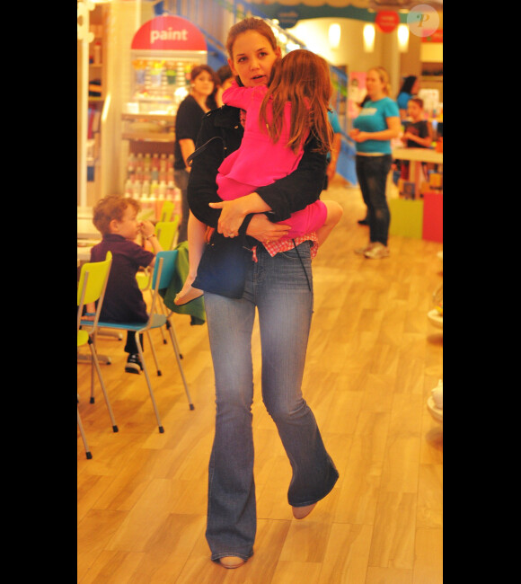 Katie Holmes porte sa fille Suri dans les bras à New York, le 20 mars 2012