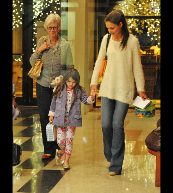 Katie Holmes en famille avec sa maman et sa fille Suri à New York, le 20 mars 2012