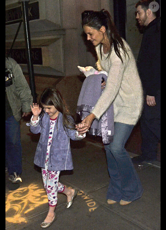 Suri Cruise au bras de sa maman Katie Holmes, le 20 mars 2012 à New York