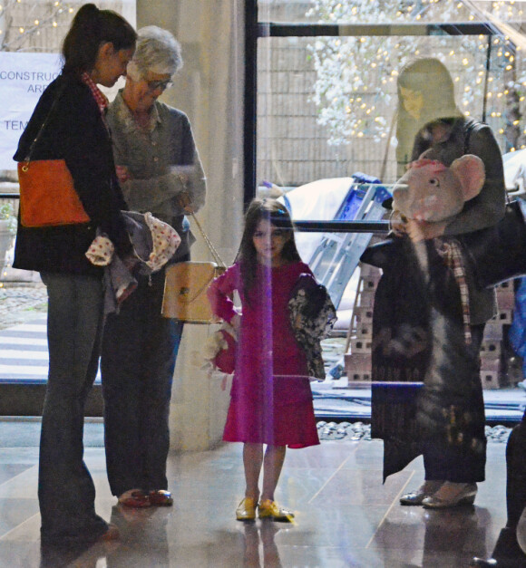Katie Holmes, sa maman et sa fille Suri à New York, le 20 mars 2012