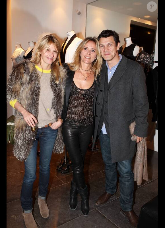 Marie Poniatowski (créatrice de la marque Stone) entourée de Sarah et Marc Lavoine lors de la présentation de la collection joaillerie Stone chez Montaigne Market à Paris le 6 mars 2012