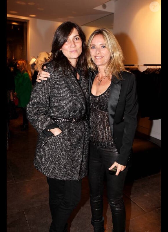 Emmanuelle Alt aux côtés de Marie Poniatowski lors de la présentation de la collection de bjoux Stone au Montaigne Market à Paris le 6 mars 2012